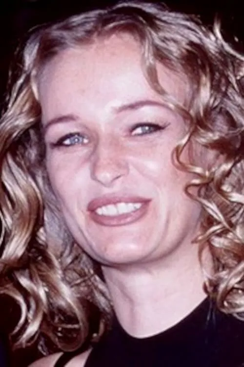 Camilla Overbye Roos interpretando a Caroline Kelner