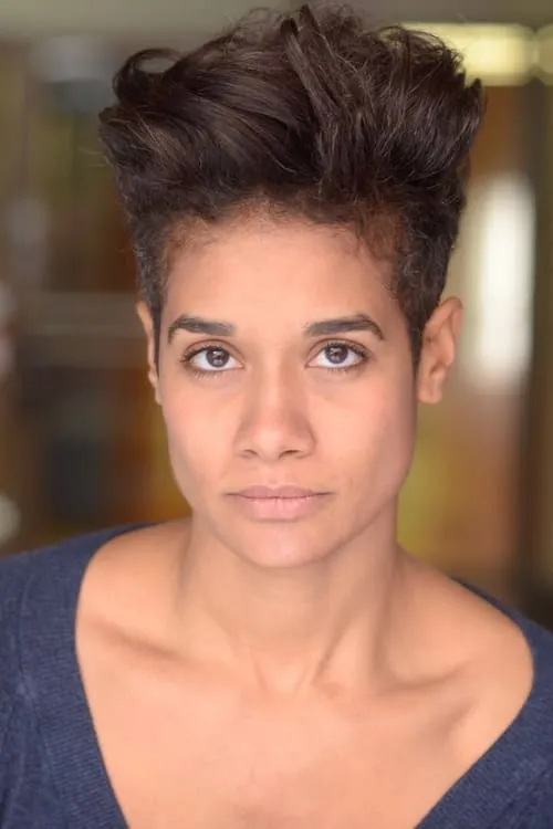 Camille Atebe interpretando a Principal Hanley