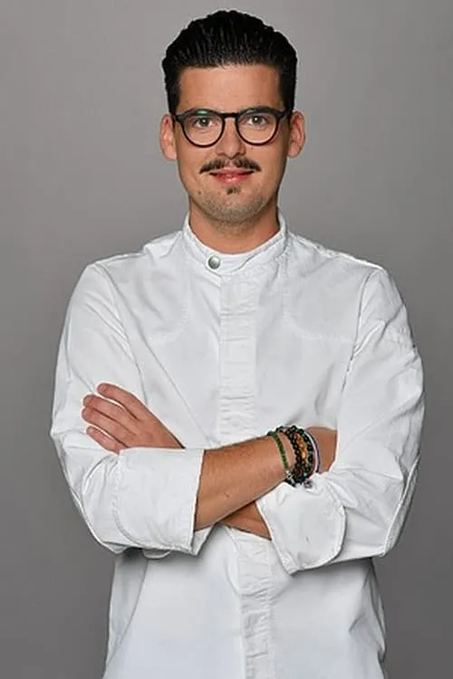 Camille Delcroix — personaje: Présentateur