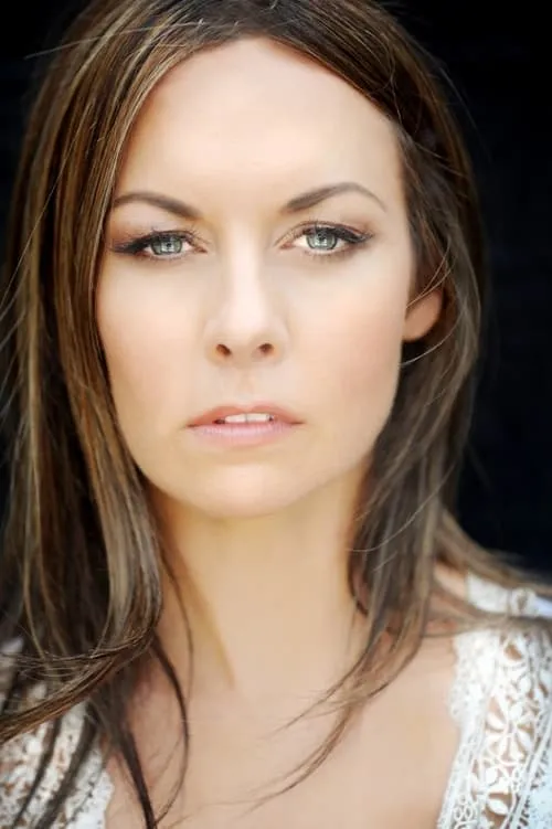 Camme Tyla interpretando a Tiny