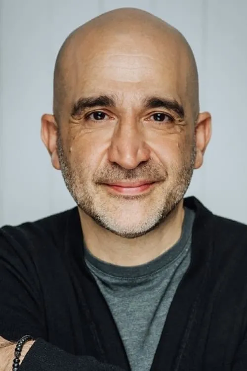 Camyar Chai interpretando a Ali