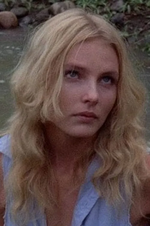 Candice Roman interpretando a