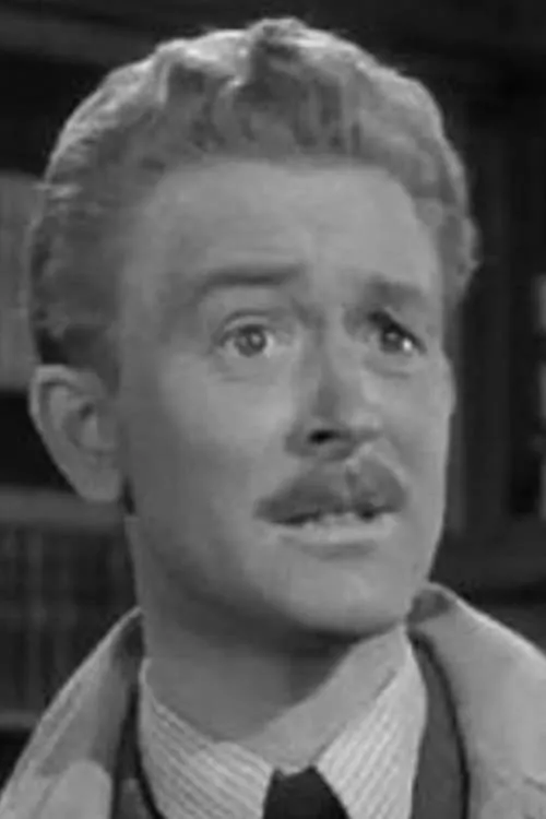 Carl Harbord interpretando a Coroner