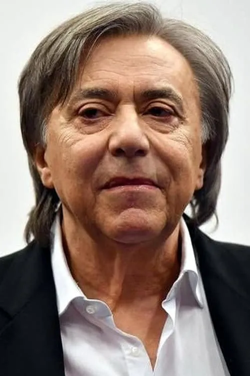 Carlo Freccero interpretando a Himself