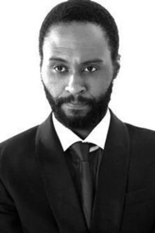 Carlo Radebe interpretando a Dex - Kenny Baloyi