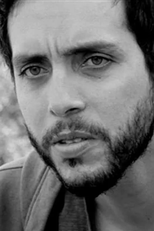 Carlos Flores Jr. interpretando a Hart