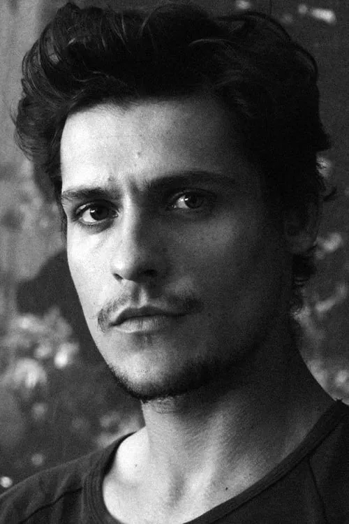 Carloto Cotta interpretando a Marco