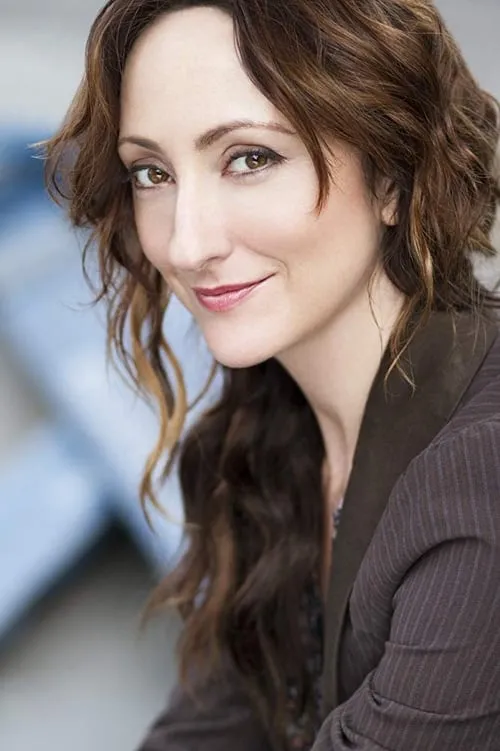 Carmen Cusack interpretando a Margy Whitmer