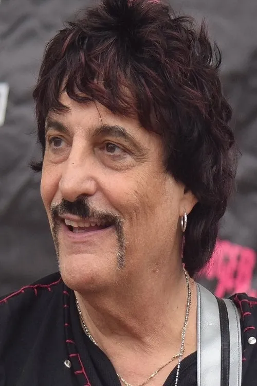 Carmine Appice interpretando a Self
