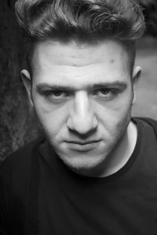 Carmine Battaglia interpretando a Antonio