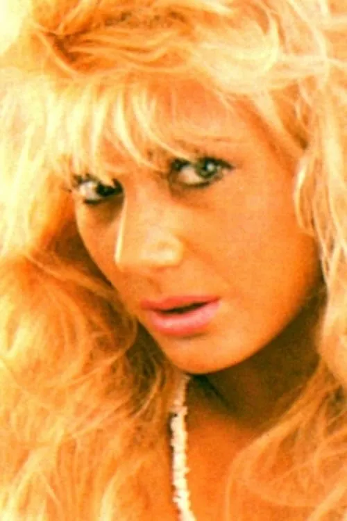 Carol Cummings interpretando a Iris