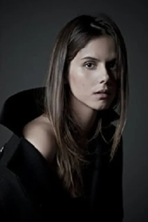 Caroline Ivari interpretando a Leanna