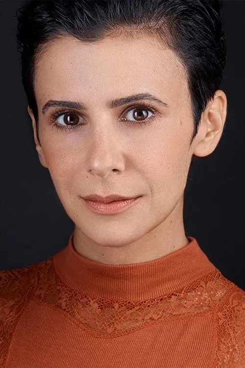 Caroline Keeler interpretando a Gloria Jones