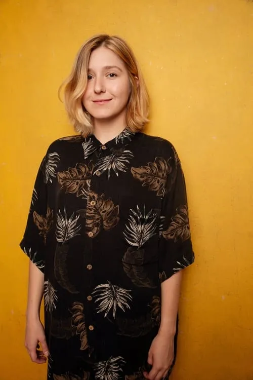 Caroline Yost interpretando a 