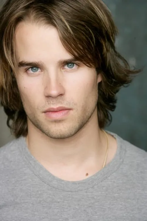 Carson Aune interpretando a Young Reed