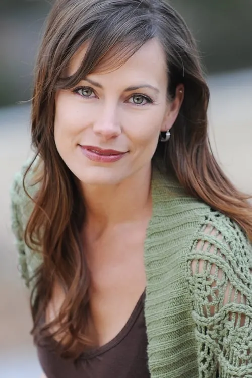 Cassie Self interpretando a Ms. Hudson