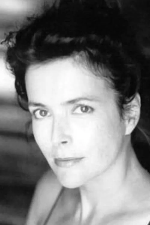 Catherine Aymerie interpretando a Hélène Dubois