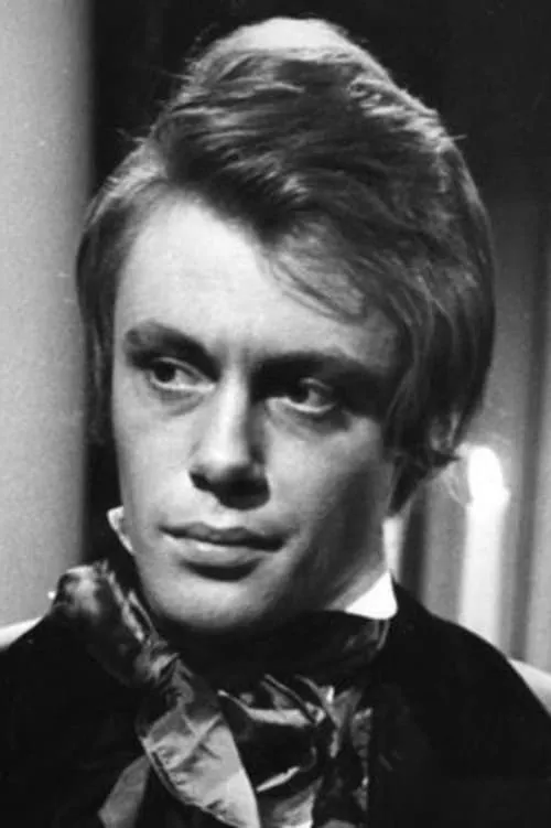 Cavan Kendall interpretando a Tim Foster