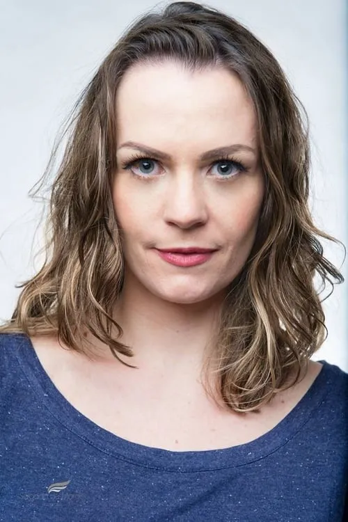 Cecília Hoeltz interpretando a Cecília