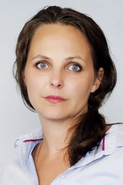 Cecilie A. Mosli interpretando a Sara