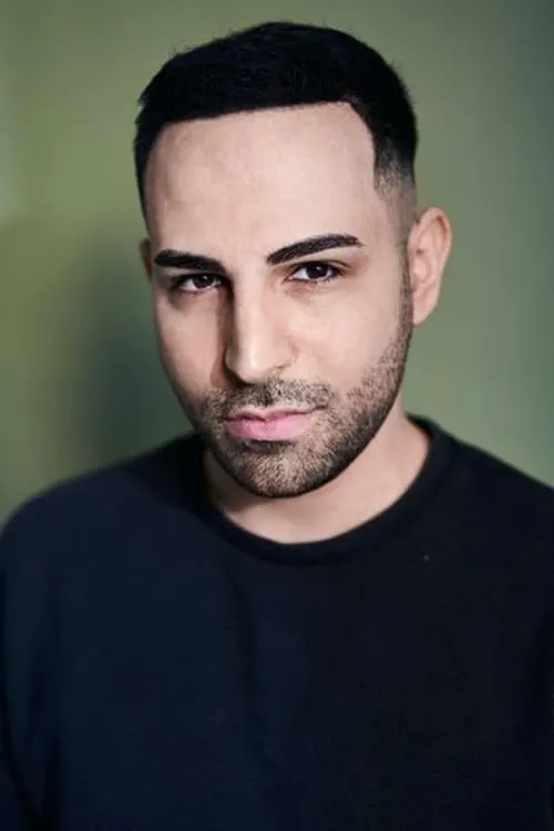 Cem Aydin interpretando a Fili