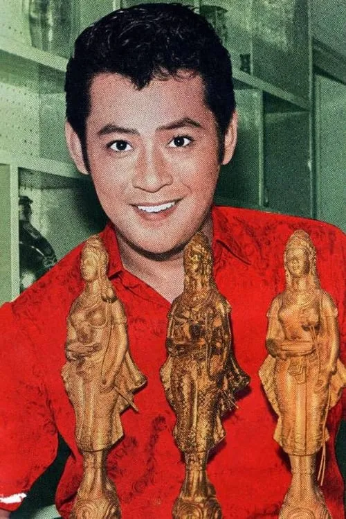 Chaiya Suriyun interpretando a 