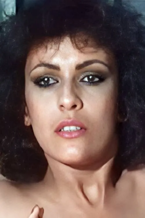 Champagne interpretando a Miss Rudolph