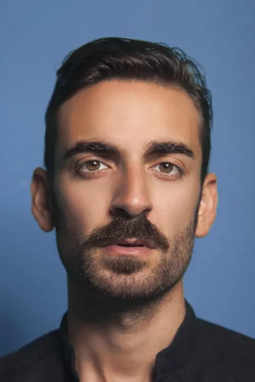 Charbel Kamel interpretando a Omar