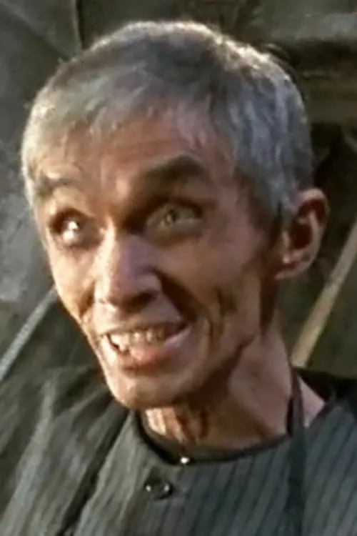 Charles Cragin interpretando a Malius