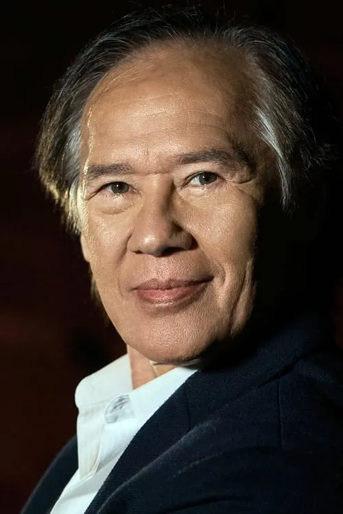 Charles Jude interpretando a Self