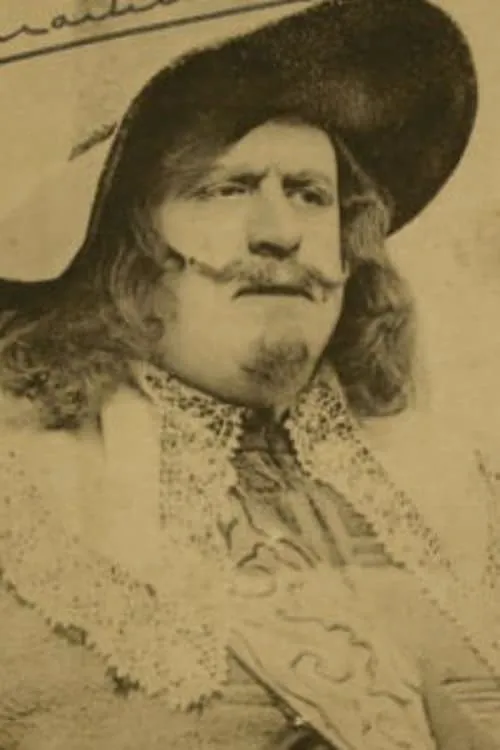 Charles Martinelli interpretando a The Chief of Police