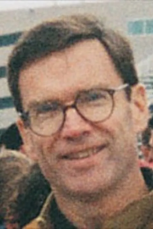 Charles McCrann interpretando a Tom Cole