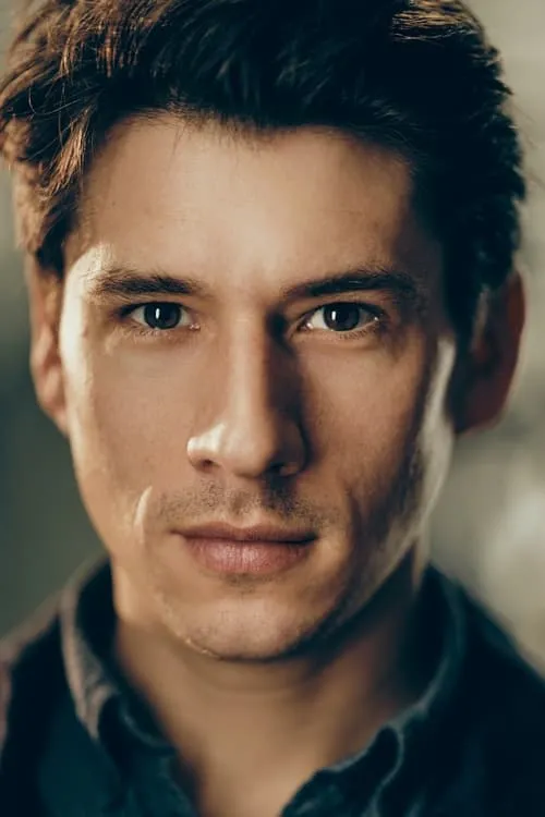 Charles Reston interpretando a Dr. Thomas Webb