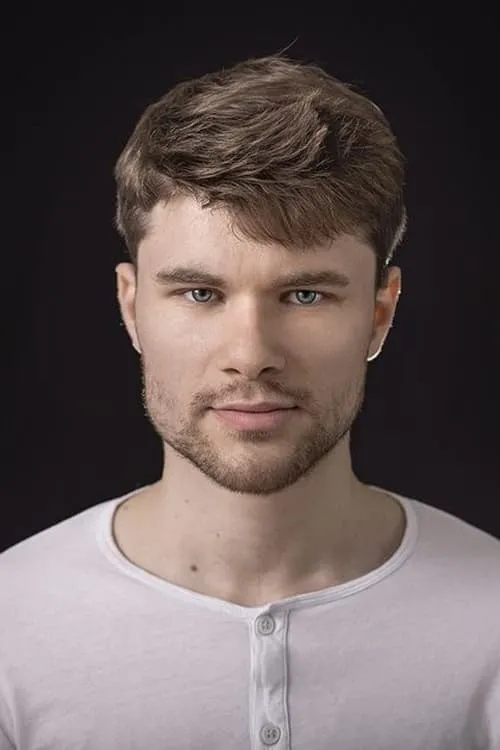 Charles Sobry interpretando a Kiwi