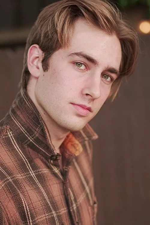 Charles Tyler Kinder interpretando a