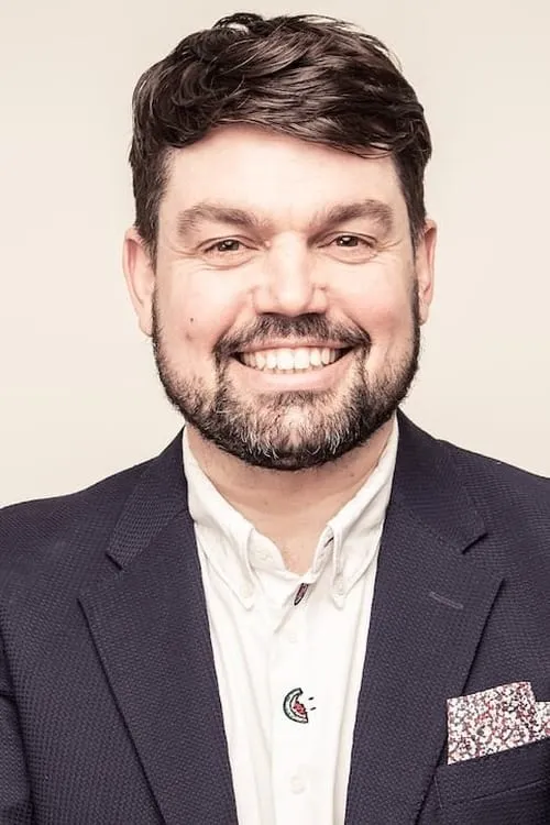 Charlie Baker interpretando a Self