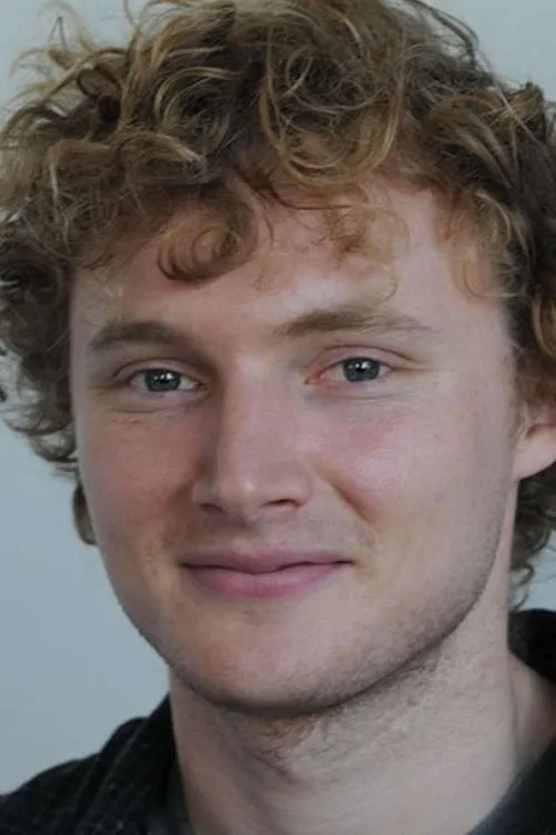 Charlie Garber interpretando a Brad