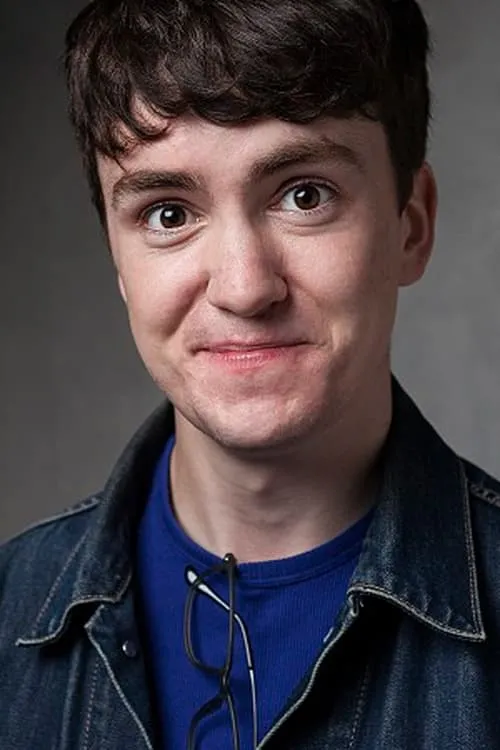 Charlie Hiscock interpretando a James