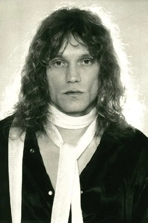 Charlie Horváth interpretando a