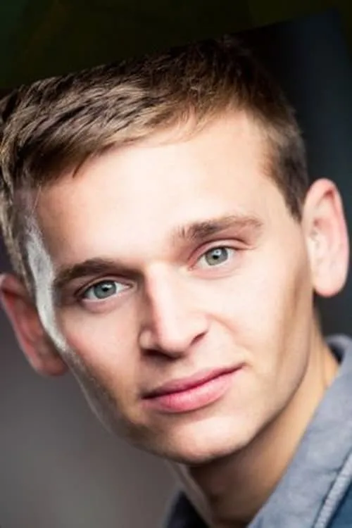 Charlie Rix interpretando a Brian