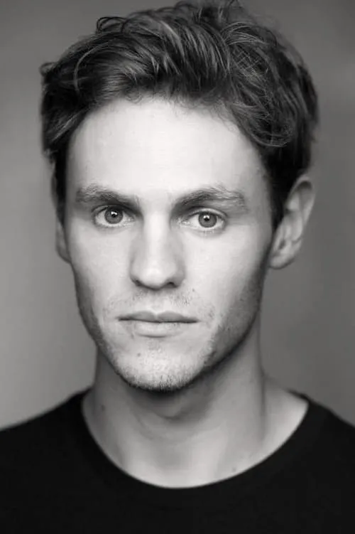 Charlie Vickers — personaje: Halbrand