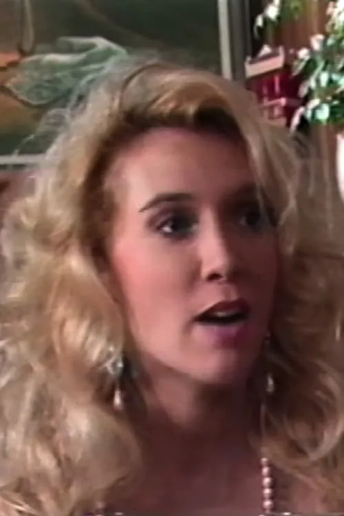 Charlie Waters interpretando a