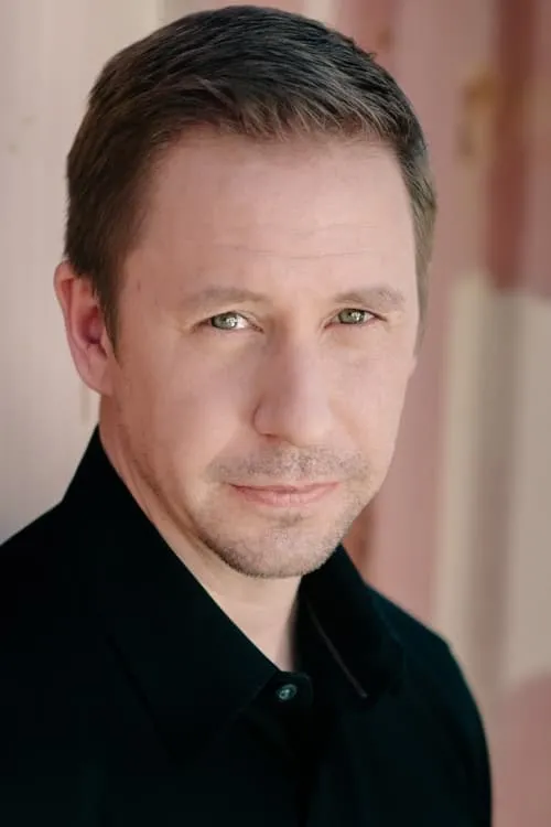 Charlie Weirauch interpretando a Peter