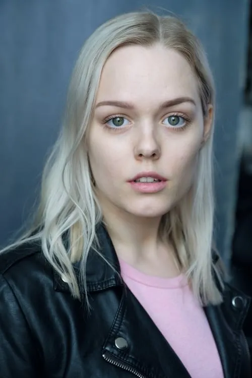 Charlotte Christof interpretando a Victoria