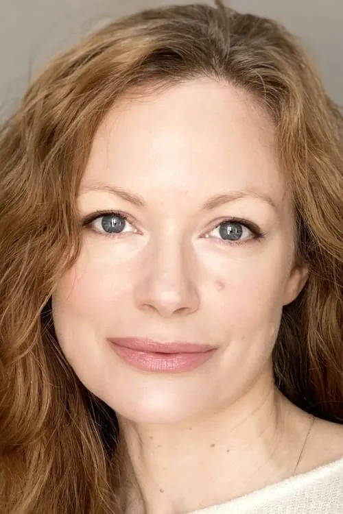 Charlotte Hunter interpretando a Eleanor Dare