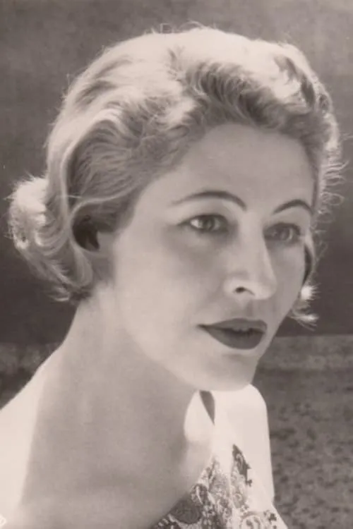 Charlotte Radspieler interpretando a Miss Wingfield