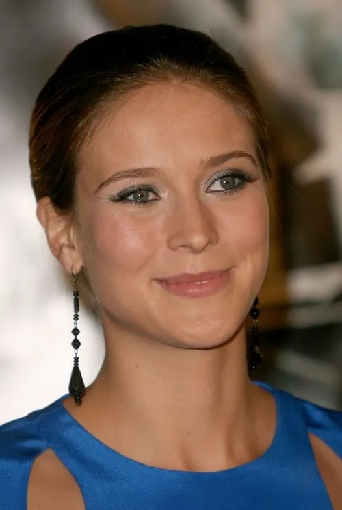 Charlotte Salt interpretando a Tracy