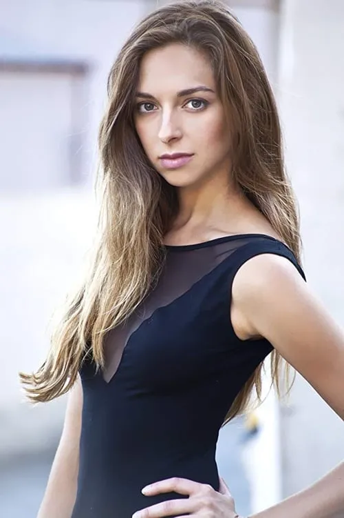 Charlotte Taschen interpretando a Charlie