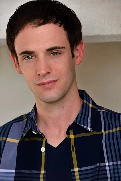 Chase Bennett interpretando a Jerry