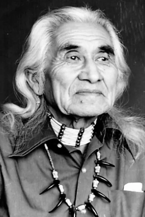 Chief Dan George interpretando a Sam Two Feathers